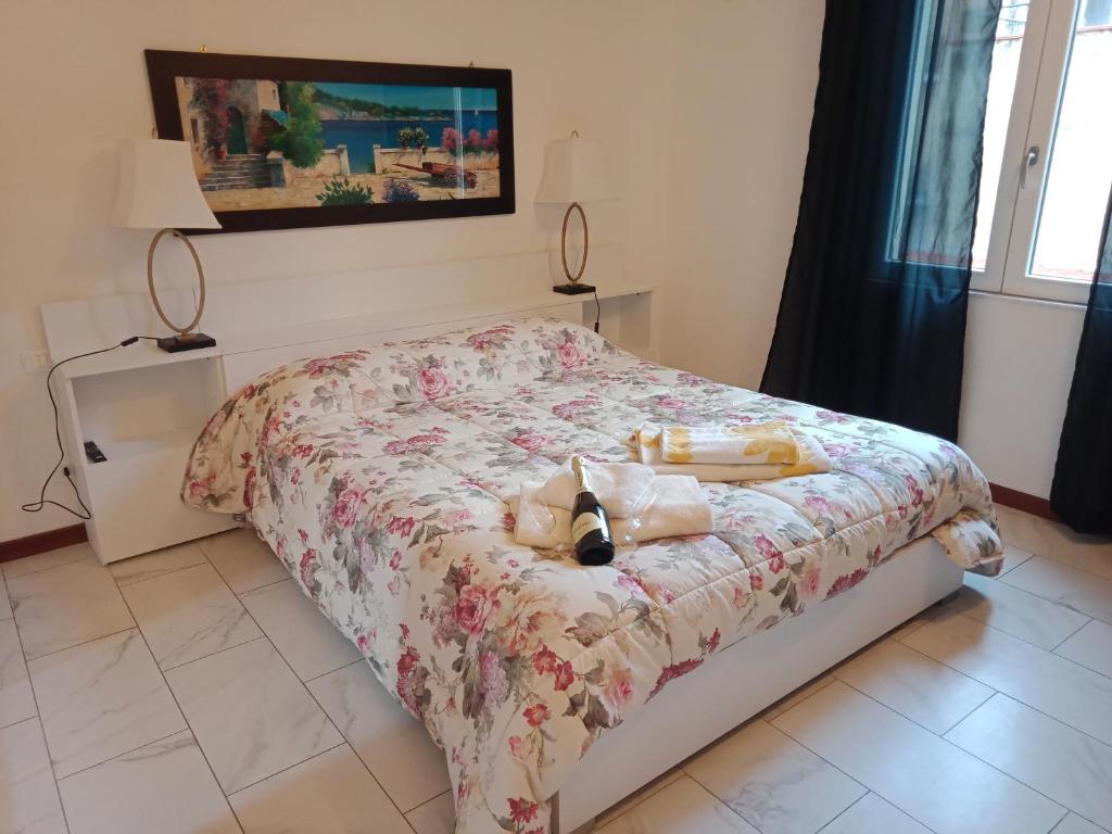 普拉托Villa Giove Rooms的一间卧室配有一张带花卉床罩的床