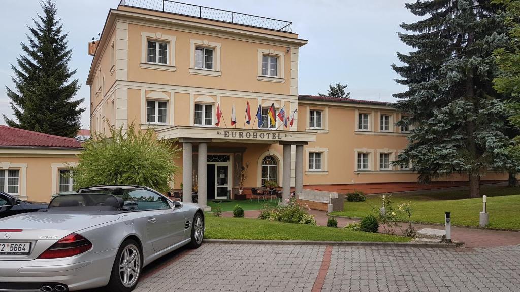 卡罗维发利欧元酒店的停在大楼前的银色汽车
