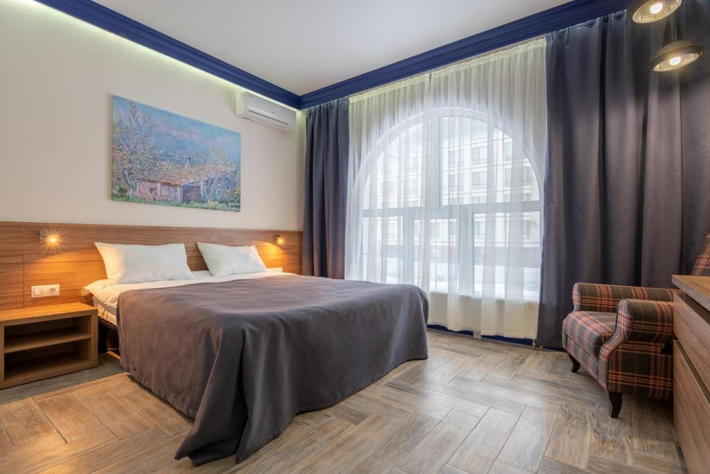 基辅Comfort House的酒店客房设有床和窗户。