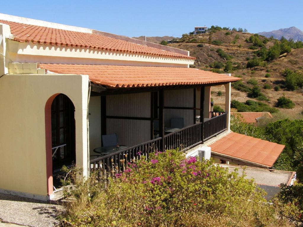 LimiÃ¡MARVINA的带阳台的房屋,后方是山脉