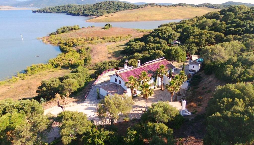 加苏莱斯堡Las Lomillas Reserva Ecológica的水面上岛上房屋的空中景观