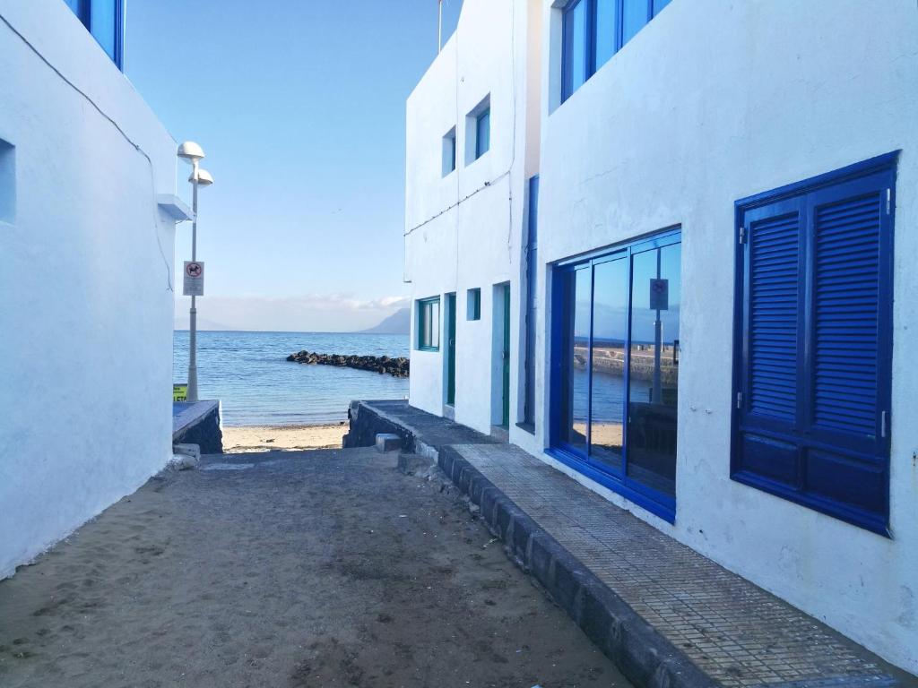 法马拉Apartamento La Caleta的海滩上的海景建筑