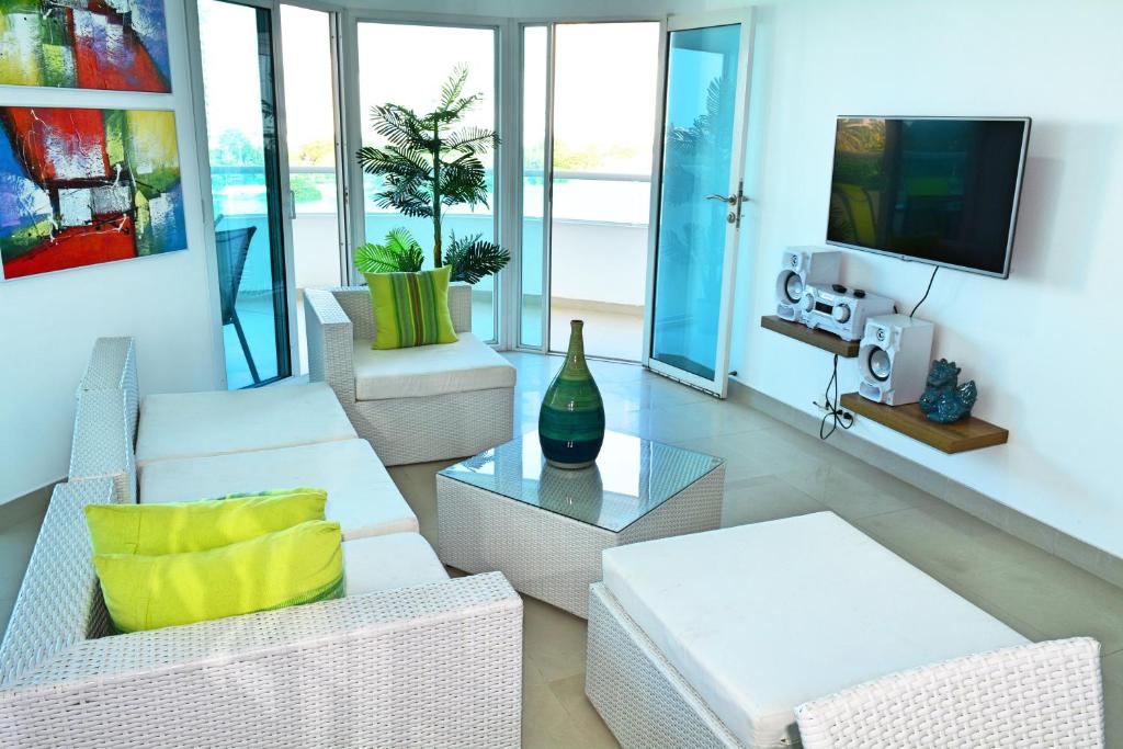 卡塔赫纳Torres del Lago Apartamentos的客厅配有白色家具和电视