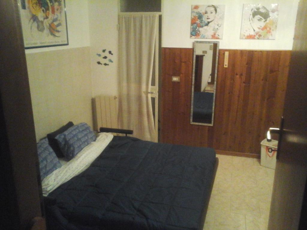 布雷西亚La Casa di Olga的一间卧室配有一张带蓝色毯子的床