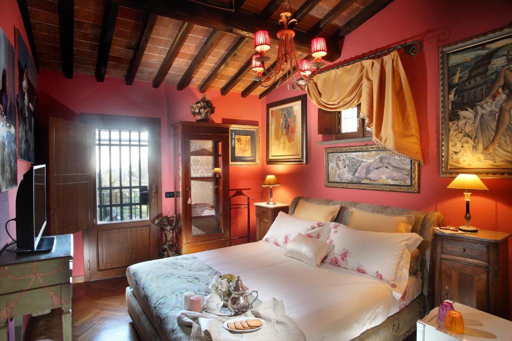 博尔格阿布贾诺Camera Rosa的一间卧室设有一张带红色墙壁的大床