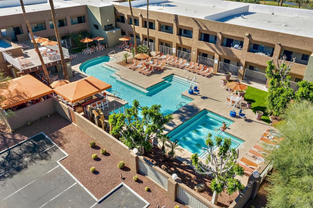斯科茨3棕榈酒店的享有酒店上方的游泳池景致