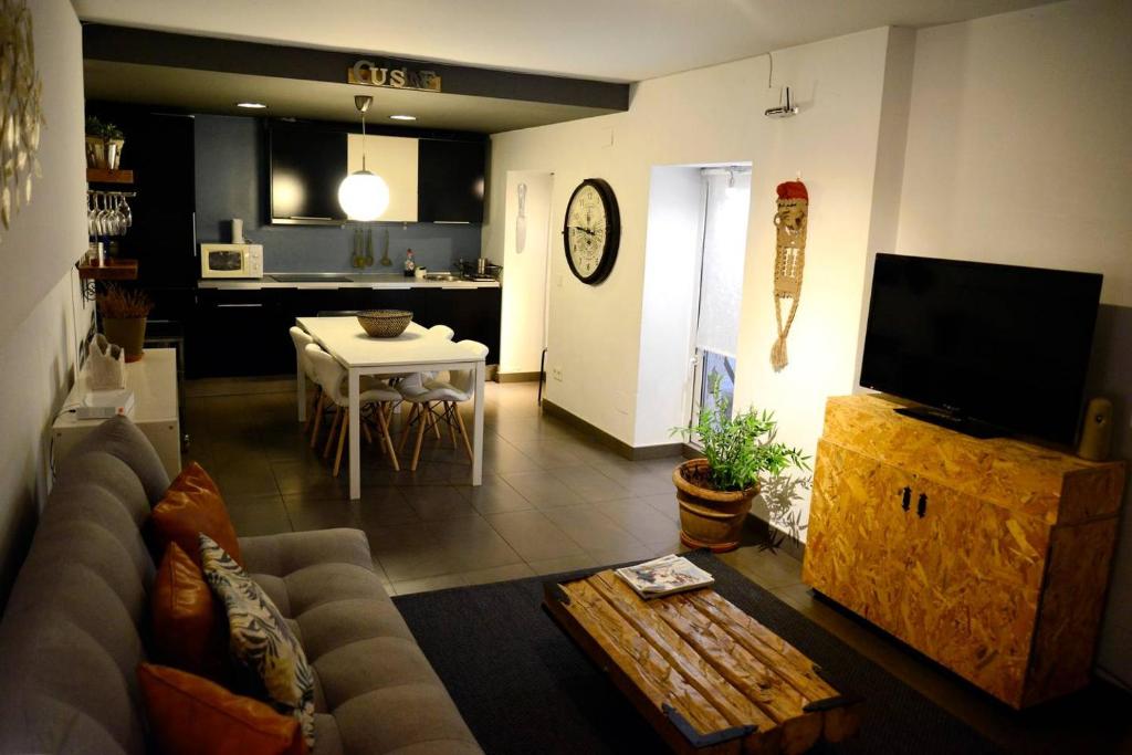 马德里戈韦尔纳多尔公寓 - 市中心的带沙发、电视和桌子的客厅