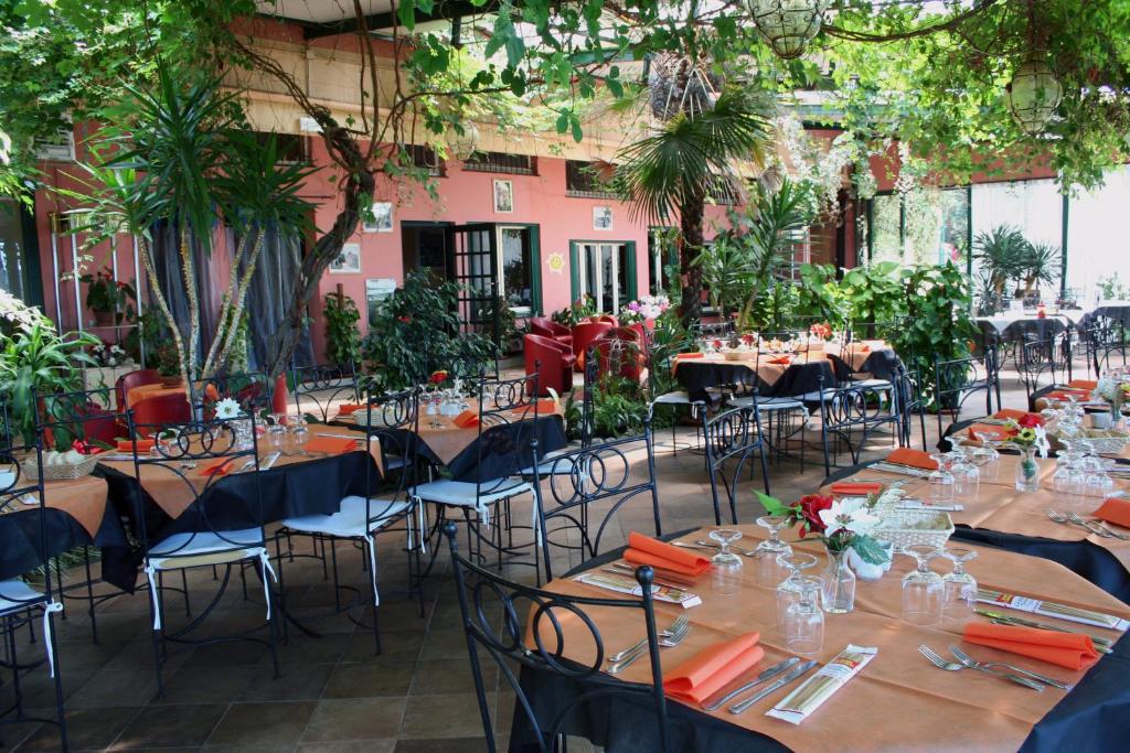 德瓦玛丽娜特勒尼尔索勒5号酒店的庭院内带桌椅的餐厅