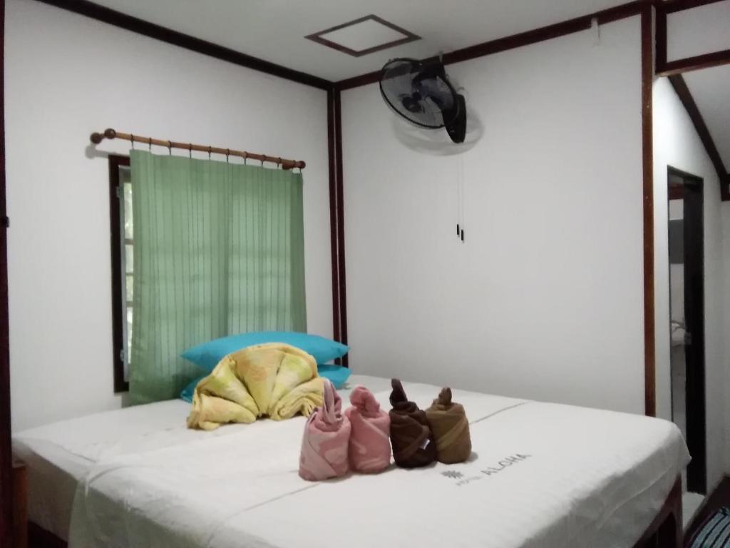Haad Chao Phao阔奈哈德朝帕简易别墅酒店的一组娃娃坐在床上