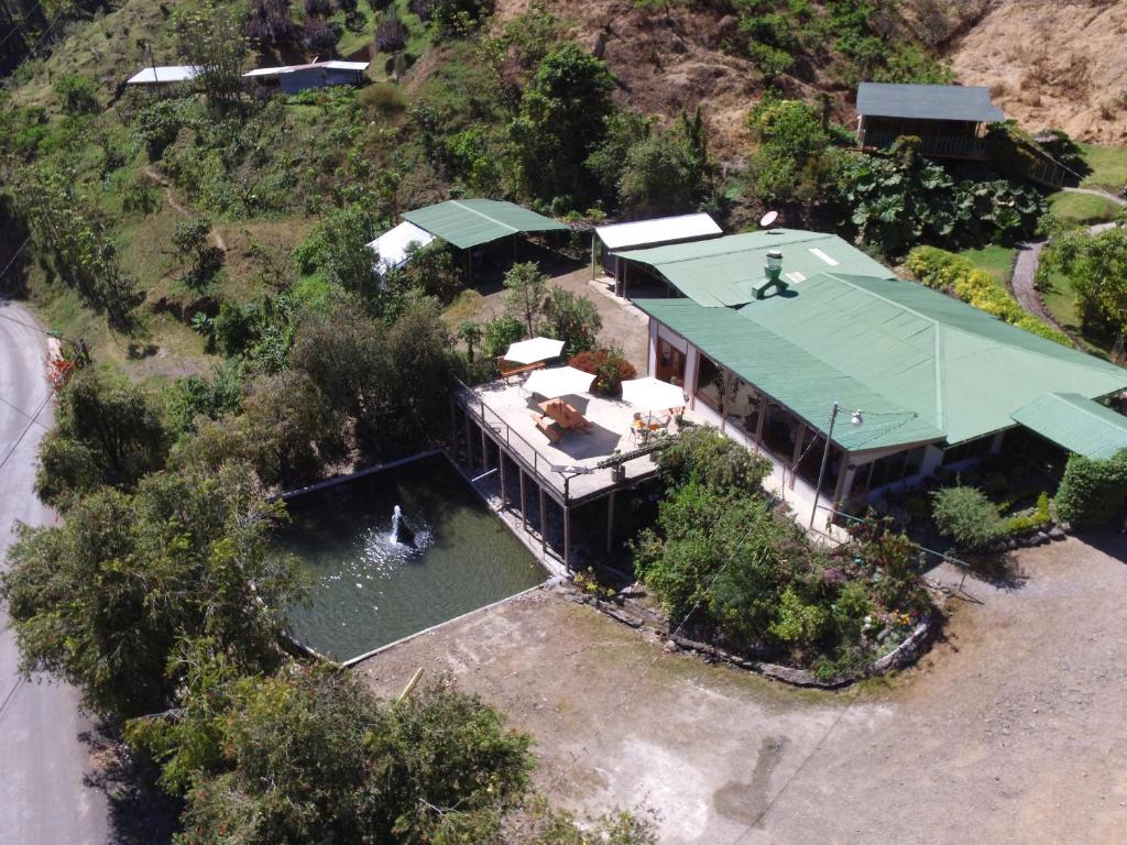 圣赫拉多德多塔Los Lagos Lodge的享有带绿色屋顶的房子的顶部景色