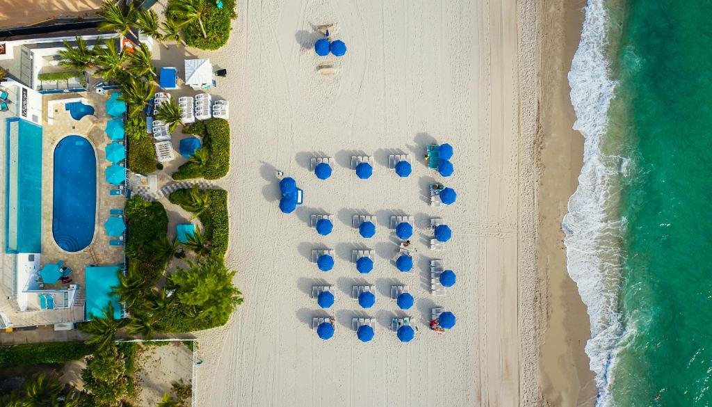 迈阿密海滩阳光岛艾美海滩度假村 的海滩上方的椅子和遮阳伞