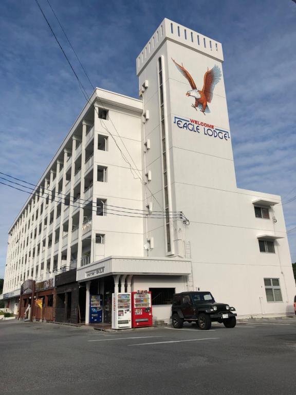 北谷町飞鹰旅馆的一座白色的大建筑,旁边是鸟