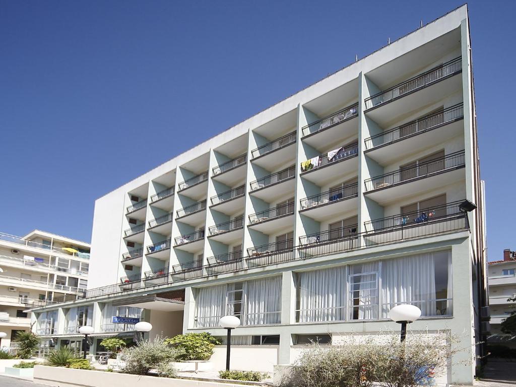 里米尼特尔斯塔酒店的公寓大楼的一侧设有阳台。