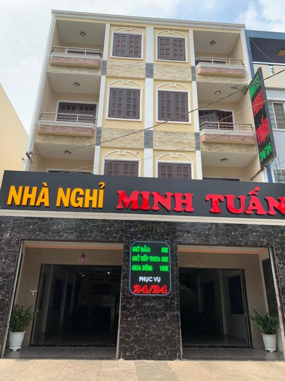 胡志明市Minh Tuan Hotel的建筑前方有标志的酒店