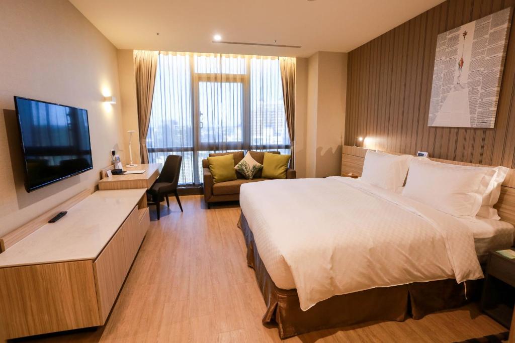 竹北新竹安捷国际酒店的配有一张床和一台平面电视的酒店客房