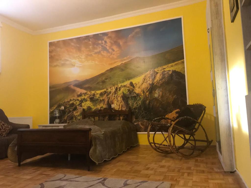 博尔若米Gamsakhurdia Street的卧室的墙上挂着一幅大画