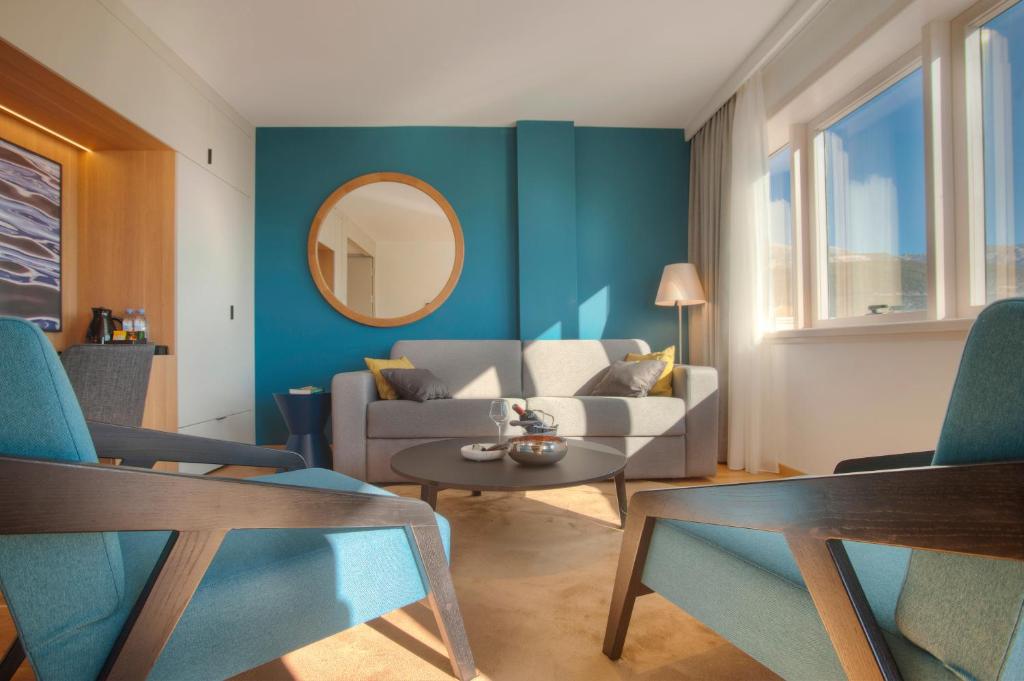 布德瓦Fontana Hotel & Gastronomy的带沙发和镜子的客厅