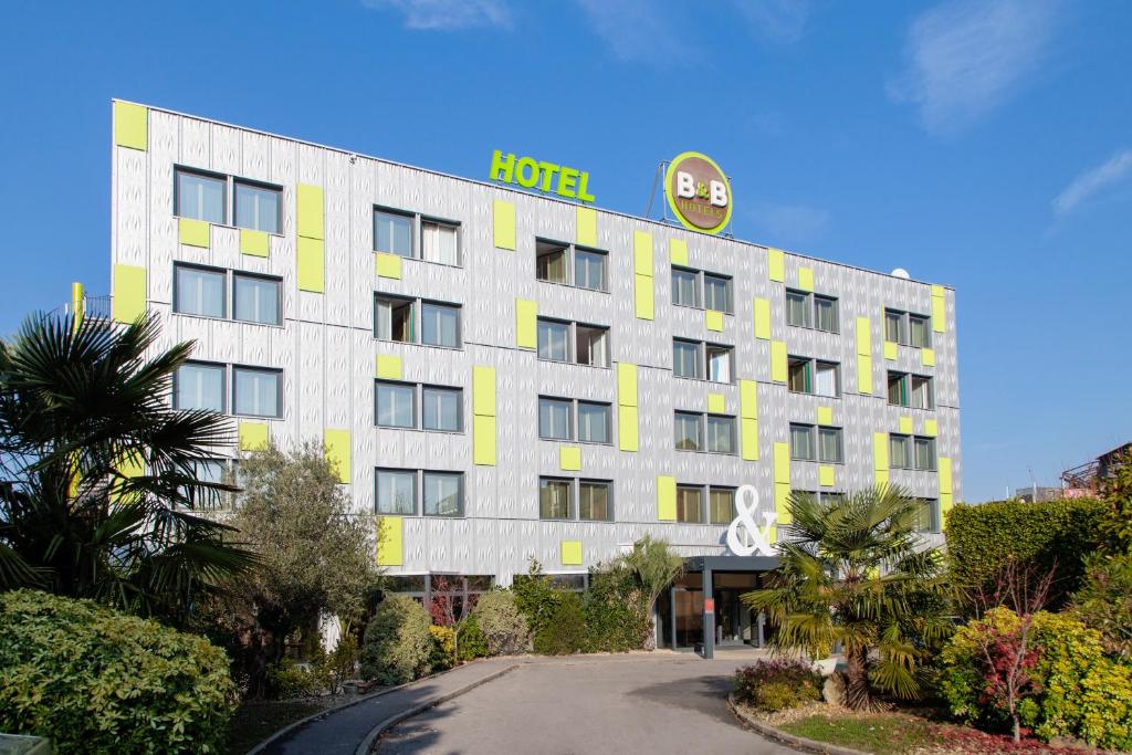 朗吉斯B&B HOTEL Orly Rungis Aéroport 2 étoiles的一边有标志的酒店
