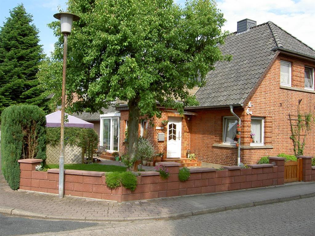 索尔陶Mertens的前面有砖墙的房子