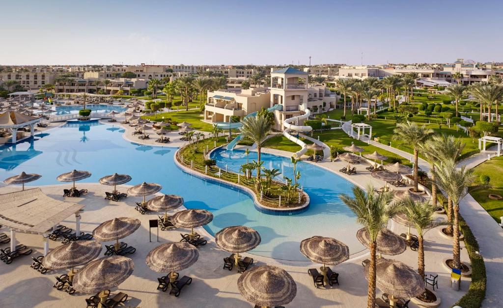 沙姆沙伊赫Coral Sea Holiday Resort and Aqua Park的享有带游泳池的度假村的空中景致