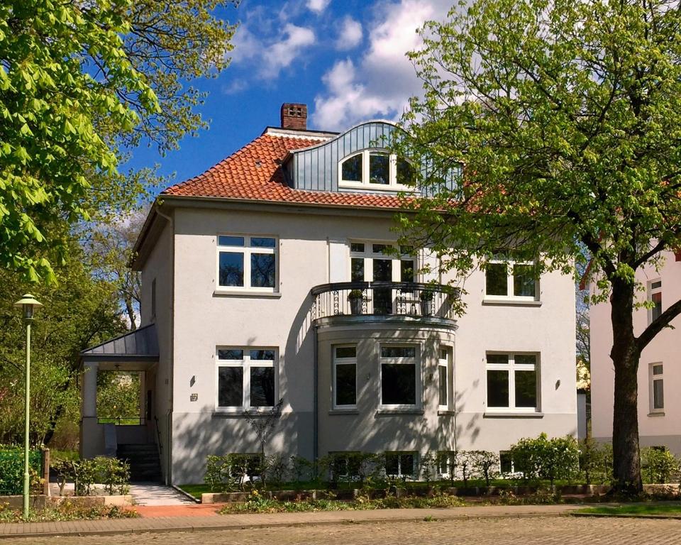 索尔陶Villa Zwölf的白色房子,有红色屋顶