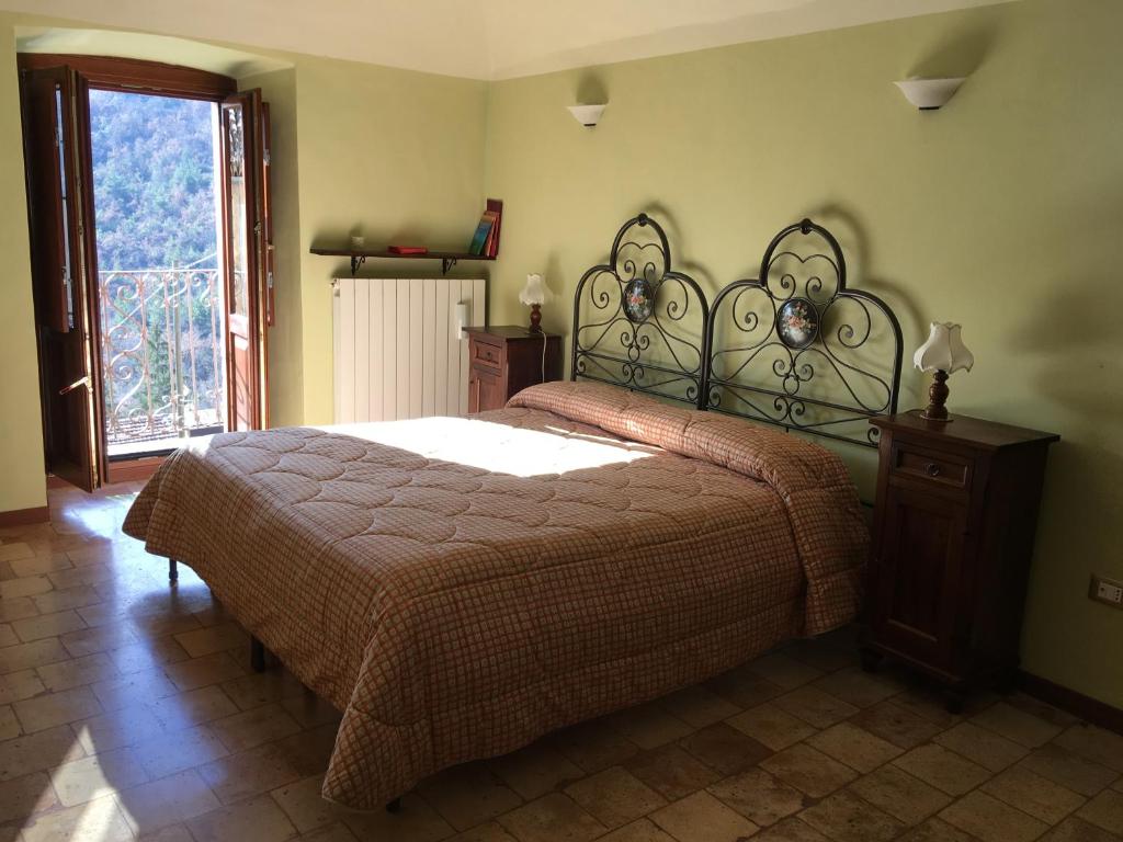 CaporcianoRegio Tratturo的一间卧室设有一张大床和一个窗户。