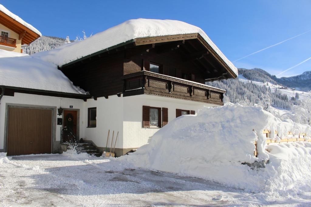 克雷纳尔Ferienhaus Gschwandtl的前面有一堆积雪的房子