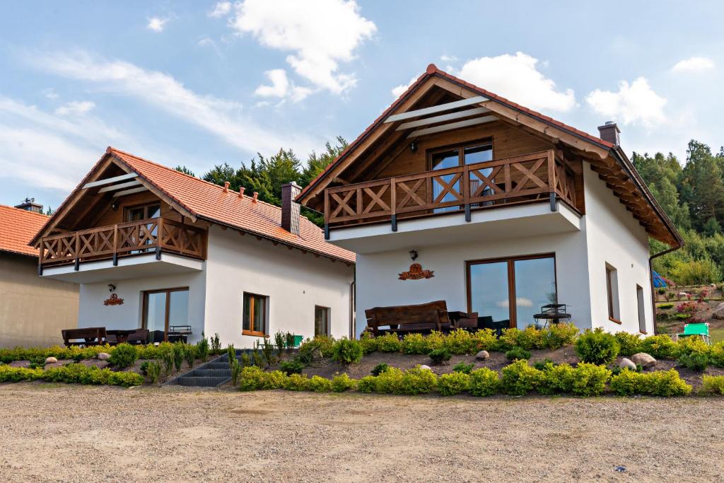 KrzesznaMalinowe Wzgórze domki 90 m2 z sauną i balią- płatna的房屋的顶部设有阳台