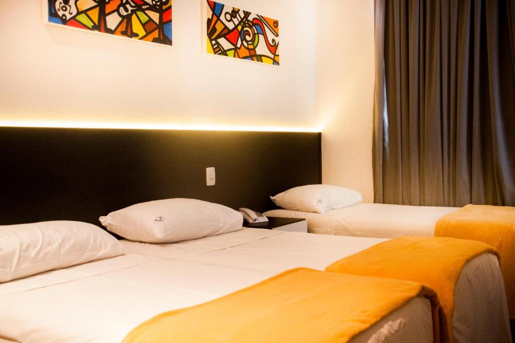 圣保罗布瑞斯皇宫酒店的一间酒店客房,房间内设有两张床