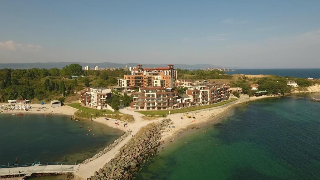 内塞伯尔阿克罗蒂里亚海滩公寓大楼 的海滩上的度假村的空中景观