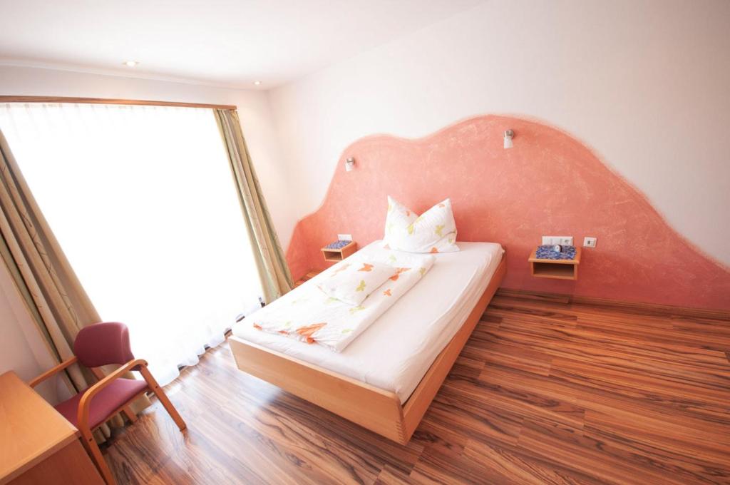 阿尔特霍芬Gasthof Winkelwirt的一间卧室配有一张带大床头板的床