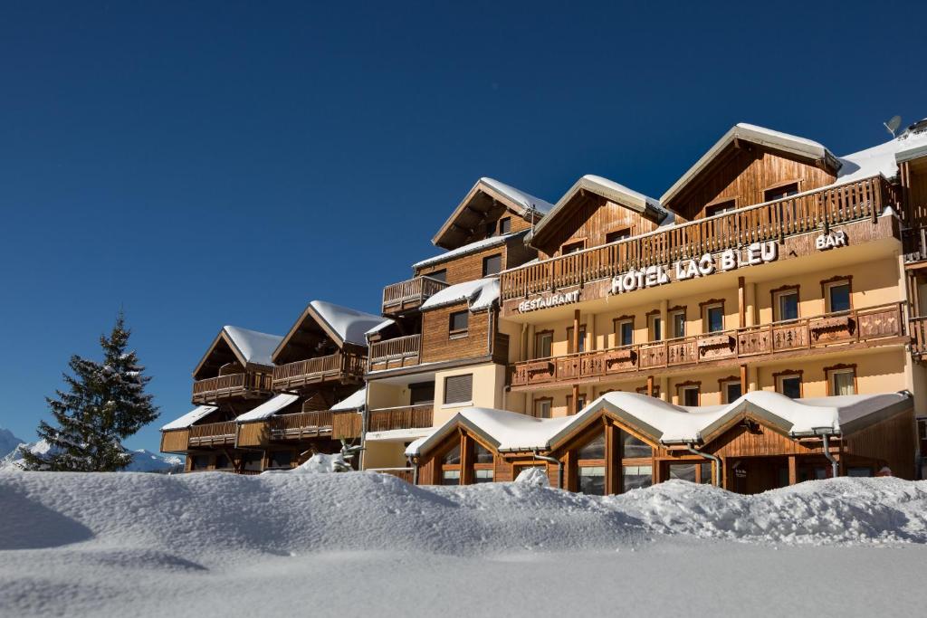 圣费朗索瓦-隆尚蓝湖1650酒店的雪中的一个酒店,积雪