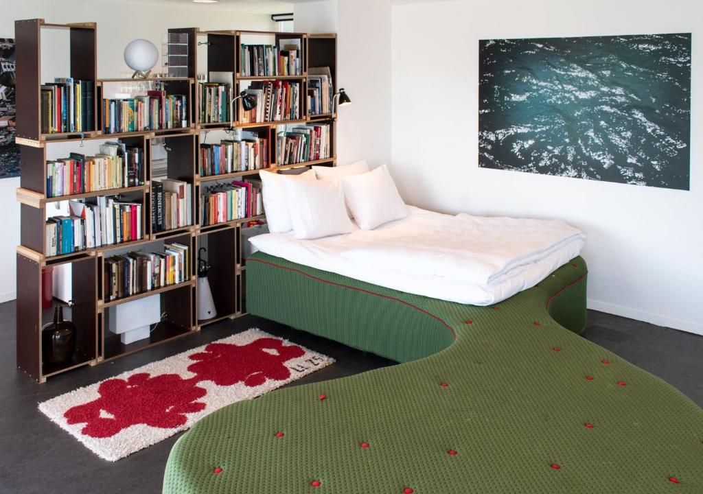 阿姆斯特丹SWEETS - Sluis Haveneiland的一间卧室配有床和书架
