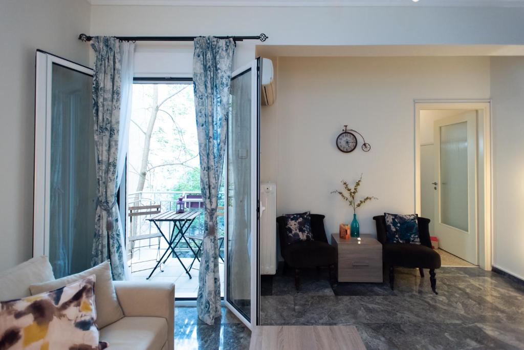 雅典雅典布鲁艾克公寓的带沙发和滑动玻璃门的客厅