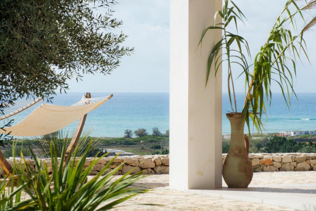 托瑞帕利Villa Macchia Mediterranea - Splendida villa vista mare immersa nel verde的海景客房中的吊床