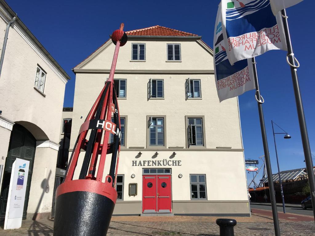 弗伦斯堡Seemannsheim Hostel Flensburg的前面有棒球棒的建筑物