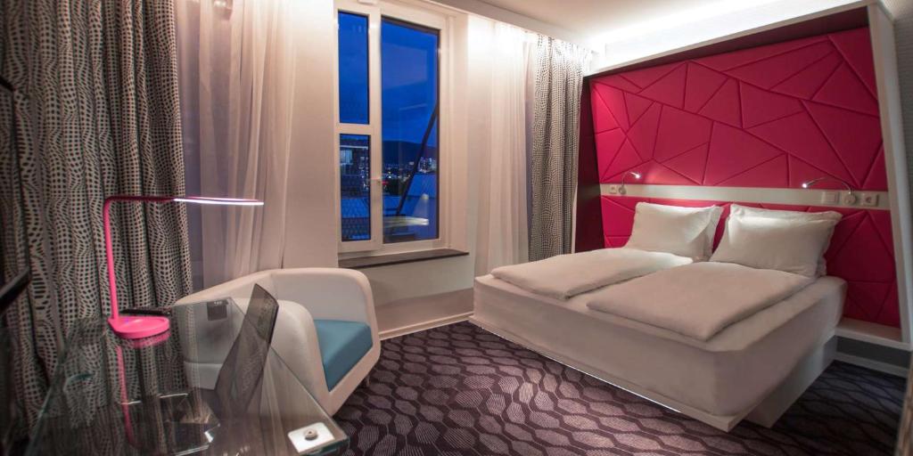 卑尔根艾克斯比申麦吉克酒店的酒店客房设有床和窗户。