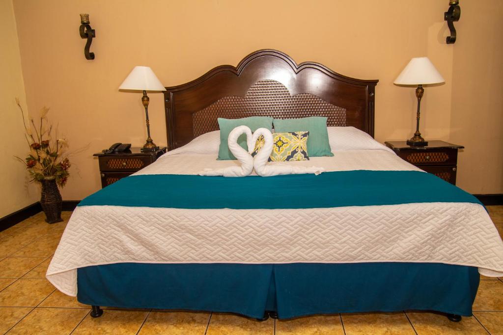 El RosarioResort y Parque Acuatico Valle Dorado的一间卧室配有一张带2条天鹅绒毛巾的床