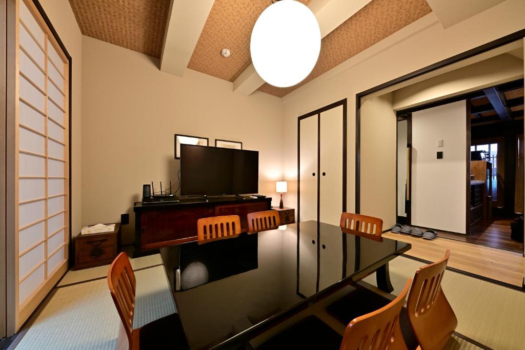 京都竹屋西阵豪华町屋的客厅设有餐桌和电视