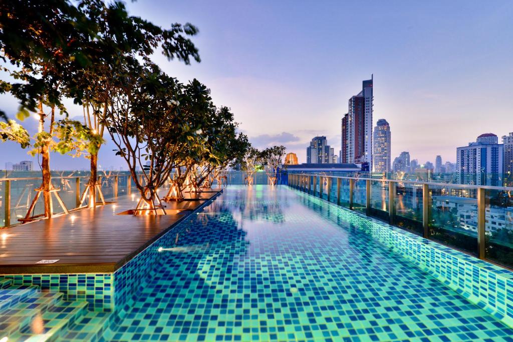曼谷城市地平线酒店的一座城市天际线的游泳池