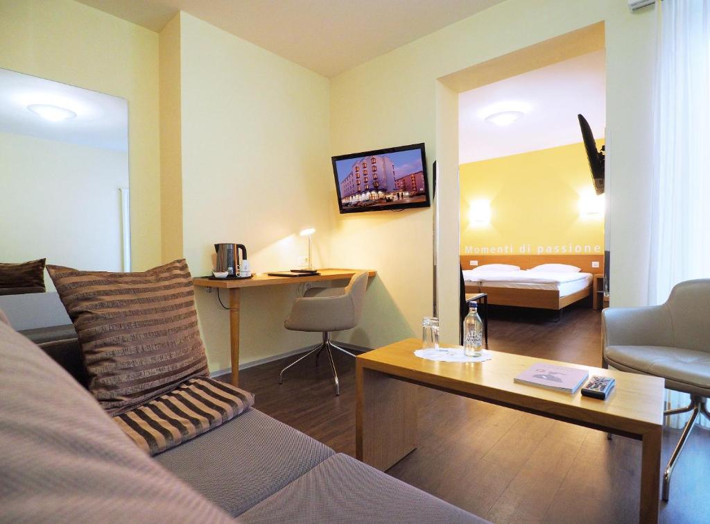 迪蒂孔萨梅劳提契诺瑞士品质酒店的客厅配有沙发和桌子