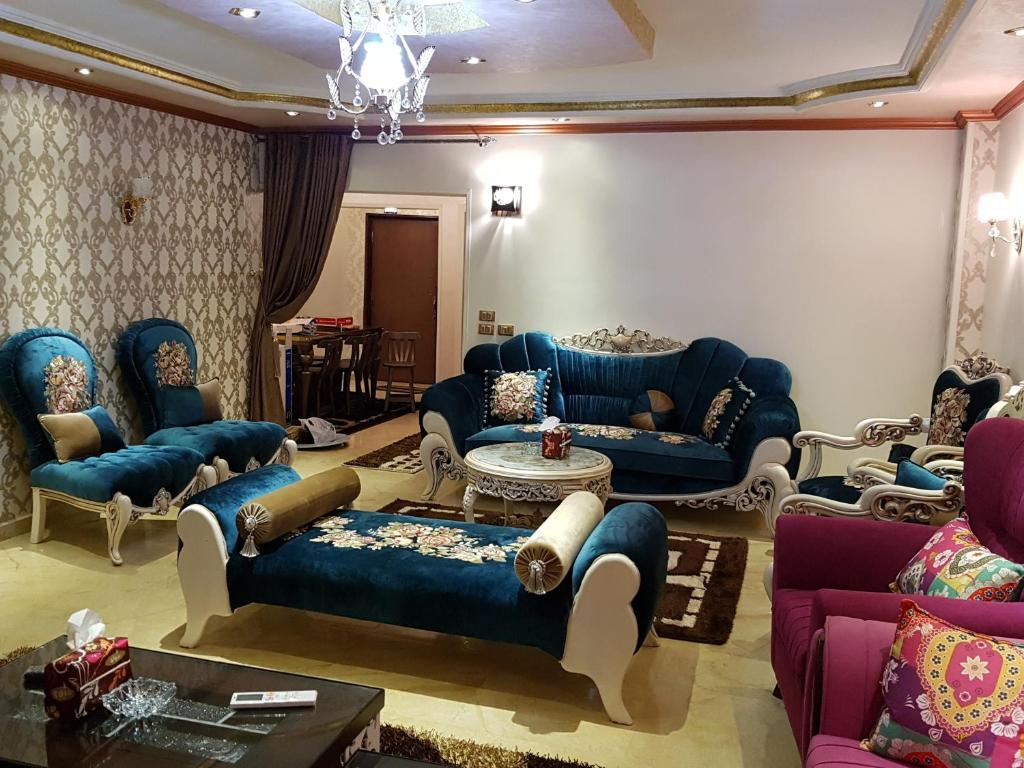 曼苏拉Al Mansoura Apartment的客厅配有蓝色的沙发和桌子