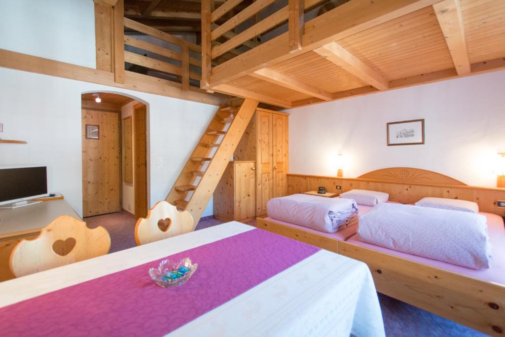 塞德龙索里瓦酒店的一间卧室设有两张床和梯子
