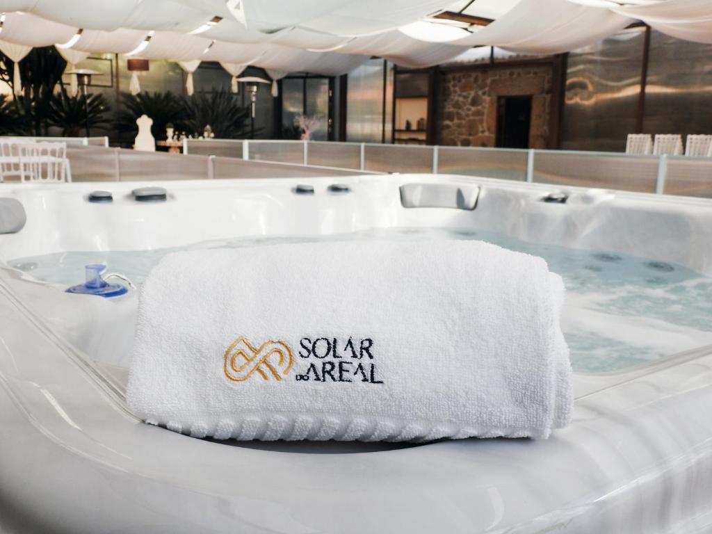 布拉加Turismo Homes Solar Do Areal的浴缸上方的毛巾