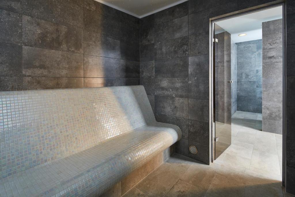 OREA Resort Santon Brno的一间浴室