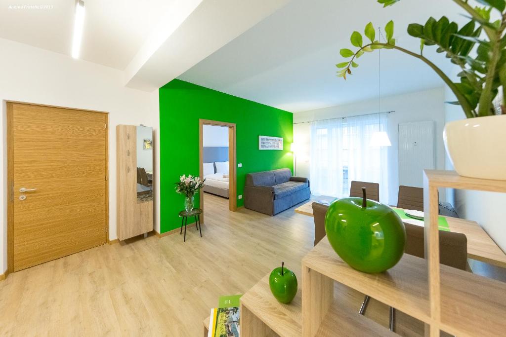 博尔扎诺City Charme Apartments的客厅设有绿色装饰墙