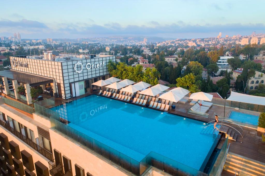 耶路撒冷Orient by Isrotel Exclusive的大楼顶部游泳池的顶部景色