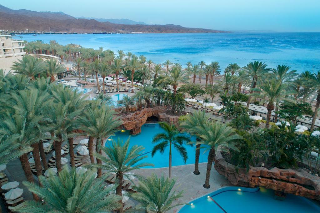 埃拉特Royal Beach Eilat by Isrotel Exclusive的度假村的鸟瞰图