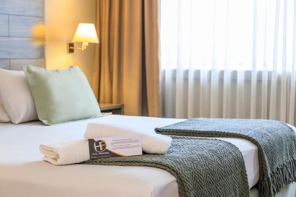 特木科福隆特拉广场酒店的酒店客房,配有带毛巾的床