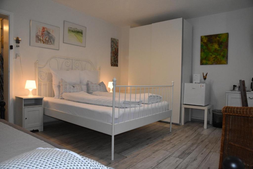 巴塞尔奇奇住宿加早餐旅馆的一间卧室配有一张白色床架的床